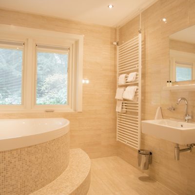 badkamer met bruisbad en ruime douche